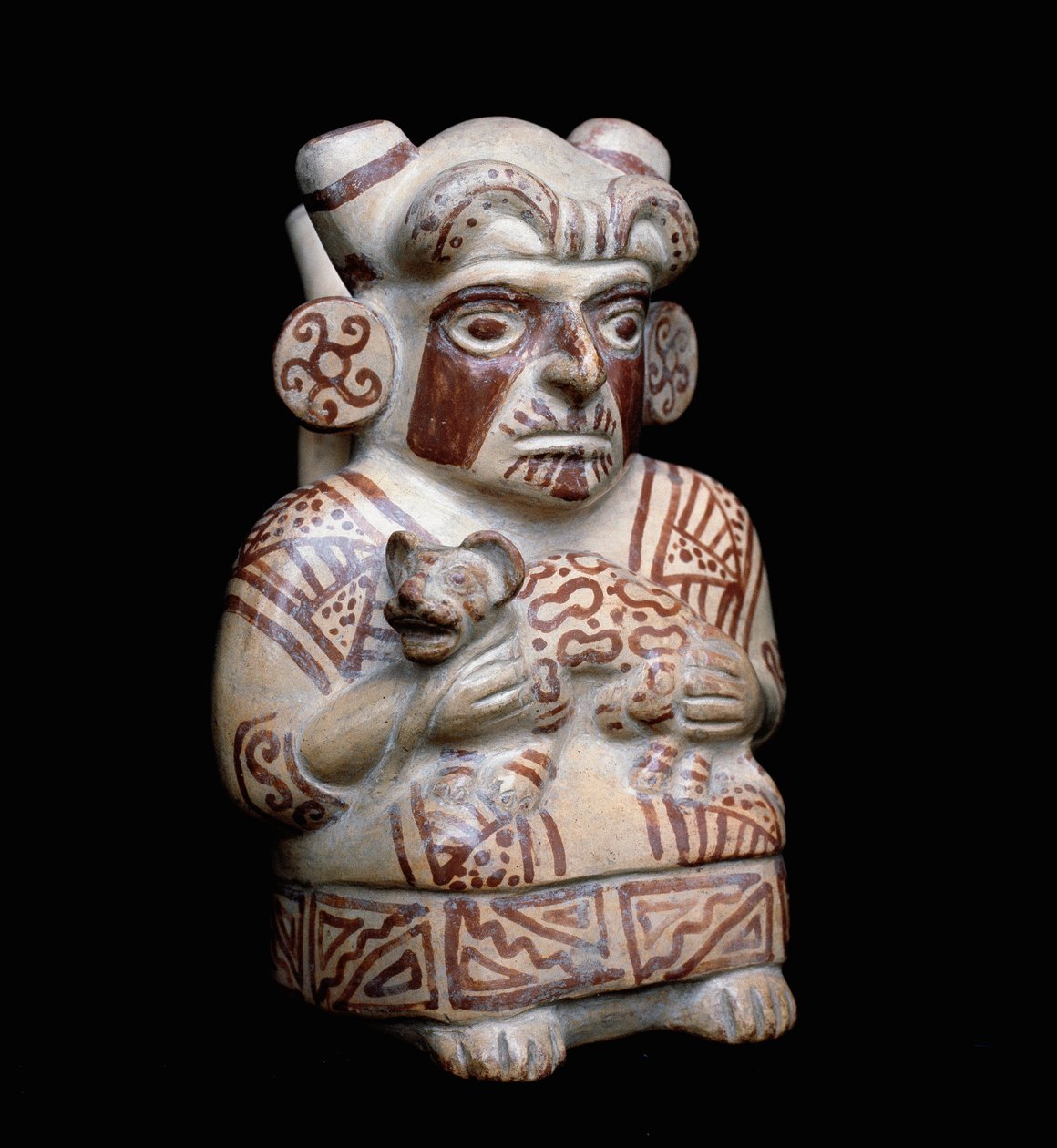 Arte precolombiana, civiltà mochica: un capo mochica con un felino tra le braccia. Vaso antropomorfo in argilla. 200 a.C.-700 d.C. da Moche Moche