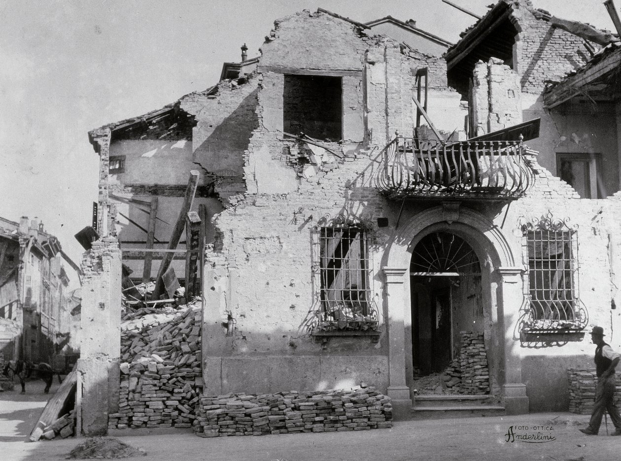 I bombardamenti di Sermide: una casa gravemente danneggiata durante la seconda guerra mondiale da Modestino Baldinetti