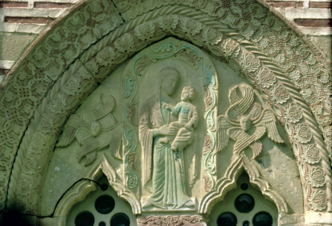 Madonna con Bambino, dettaglio della finestra della chiesa, costruita 1413-17 da Morava School