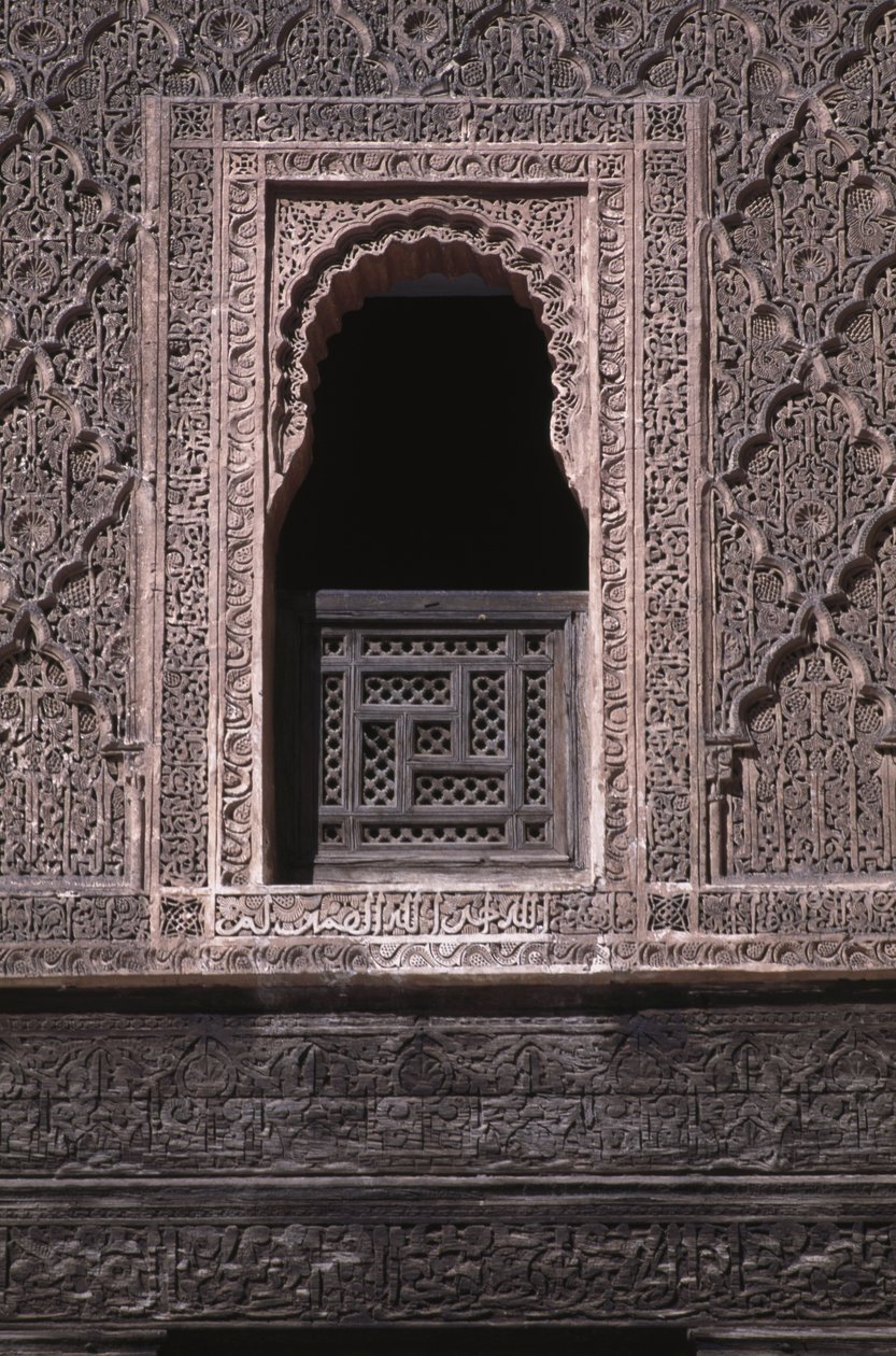 Vista di una finestra nel cortile della Medersa Ali ben Youssef, costruita dai Saadiani nel 1565 (legno di cedro e stucco) da Moroccan School