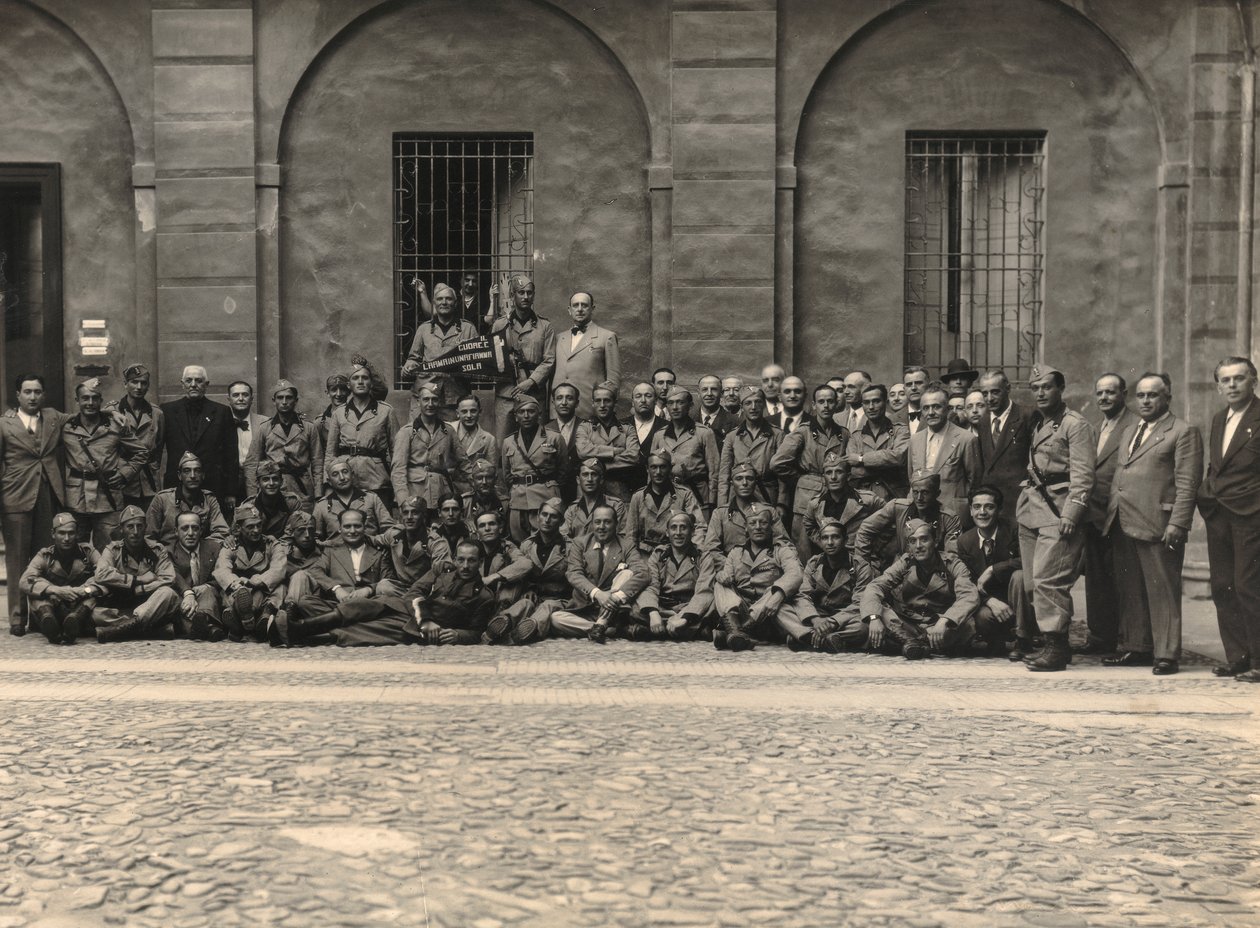 Album "MVSN- Camicie Nere": Milizia Volontaria nella Guerra di partenza per l