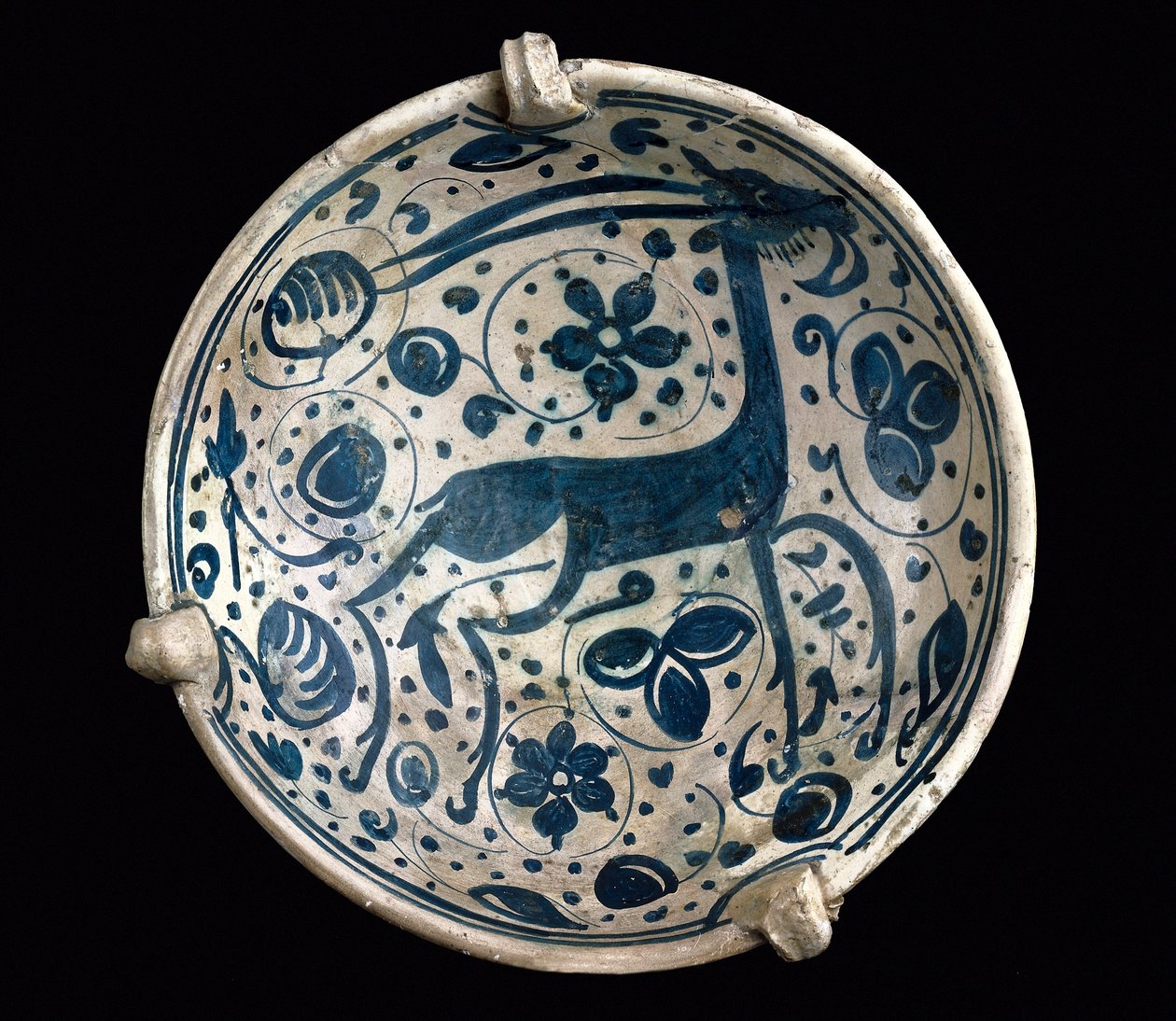 Arte mudéjar: coppa ceramica azzurra, decorata con un cervo di Paterna, Manises (stile ispano-moresco). XIV o XV secolo da Mudejar School