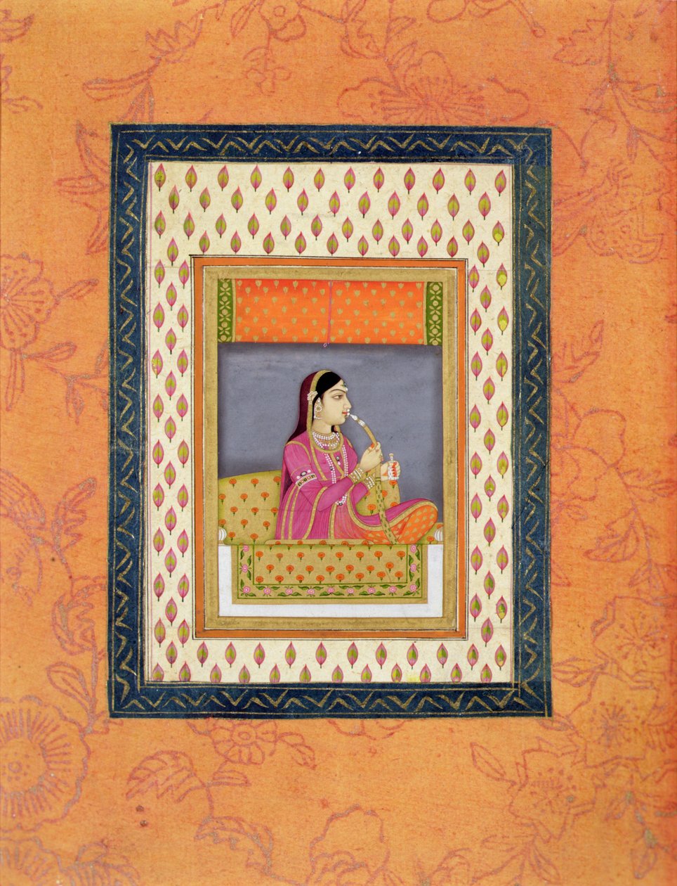 Una signora che fuma un narghilè e tiene una fiaschetta di profumo da Mughal School