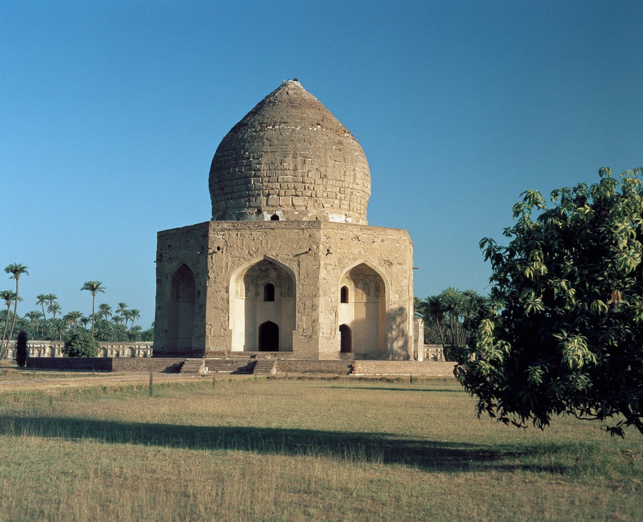 Vista del mausoleo di Asif Khan situato a Shahdara Bagh da Mughal School