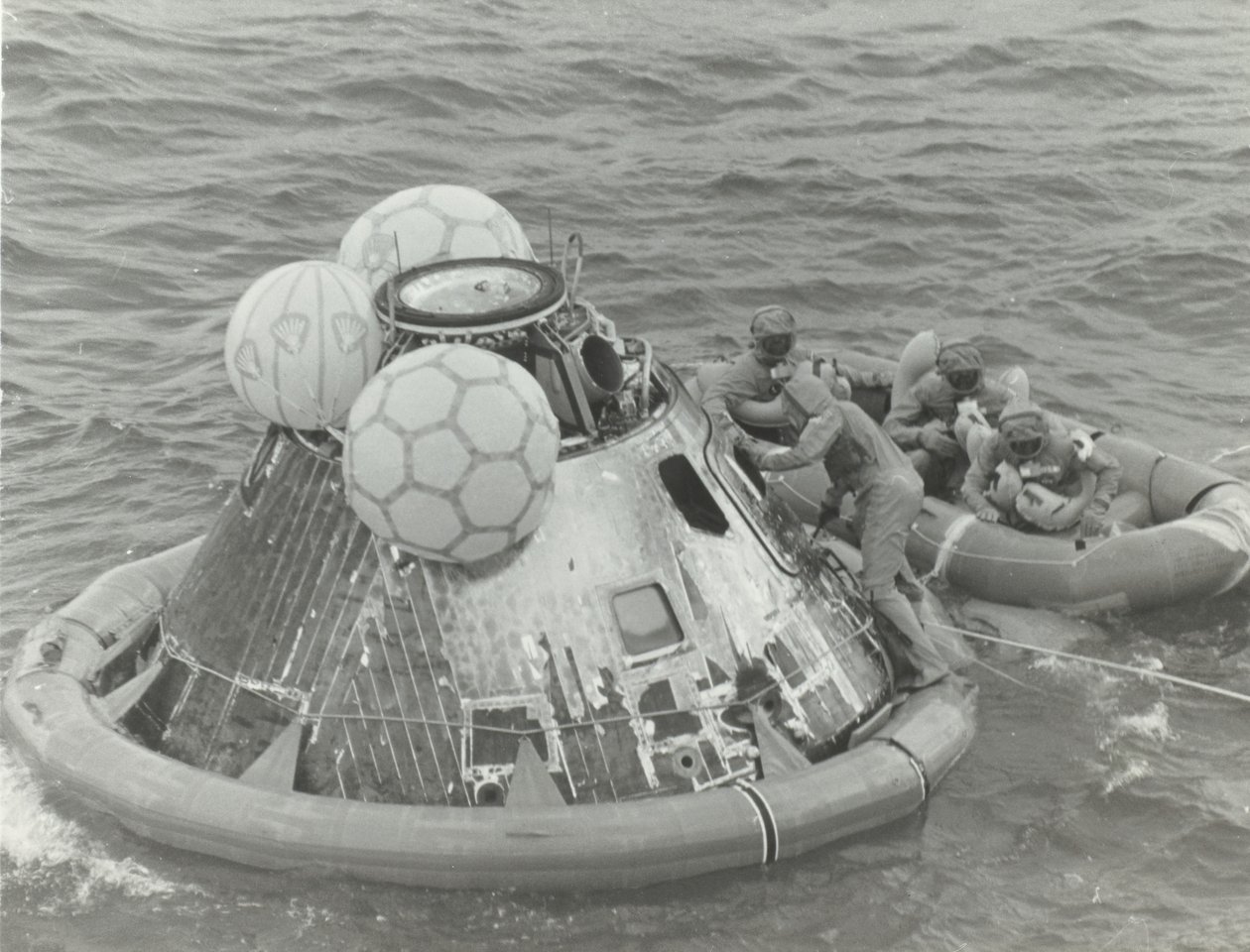 Astronauti in Scialuppa di Salvataggio Dopo l