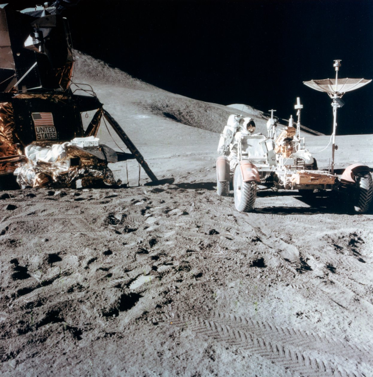 James Irwin 1930-1991 con il Lunar Roving Vehicle durante Apollo 15, 1971 da NASA Images