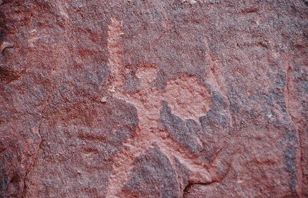 Petroglifo sul lato di una scogliera da Nabatean