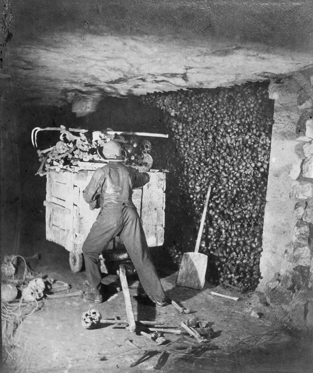 Interno delle catacombe, Parigi, 1861 da Nadar