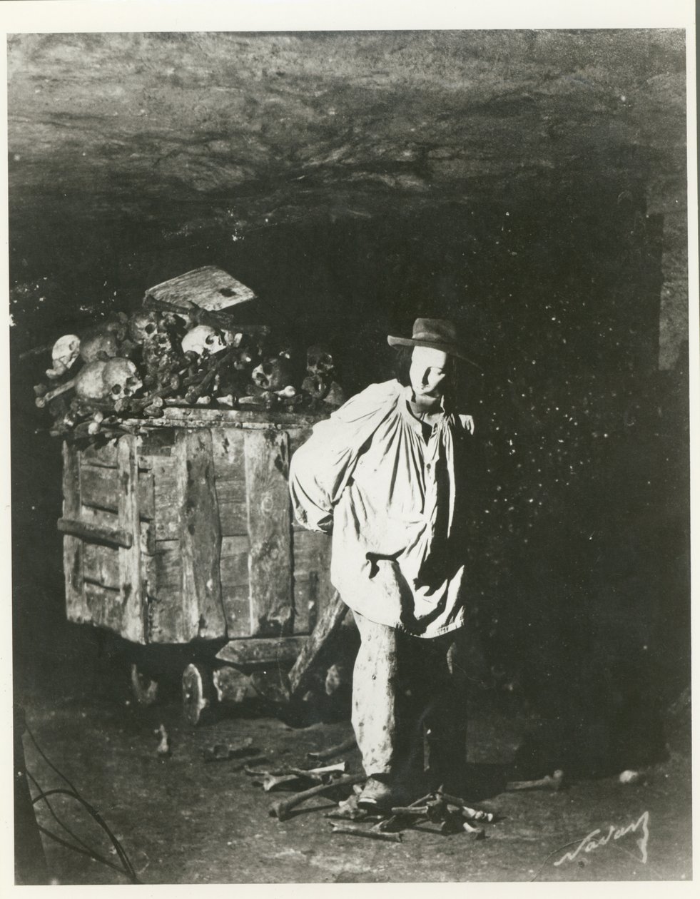 Interno delle catacombe, Parigi, 1861 da Nadar