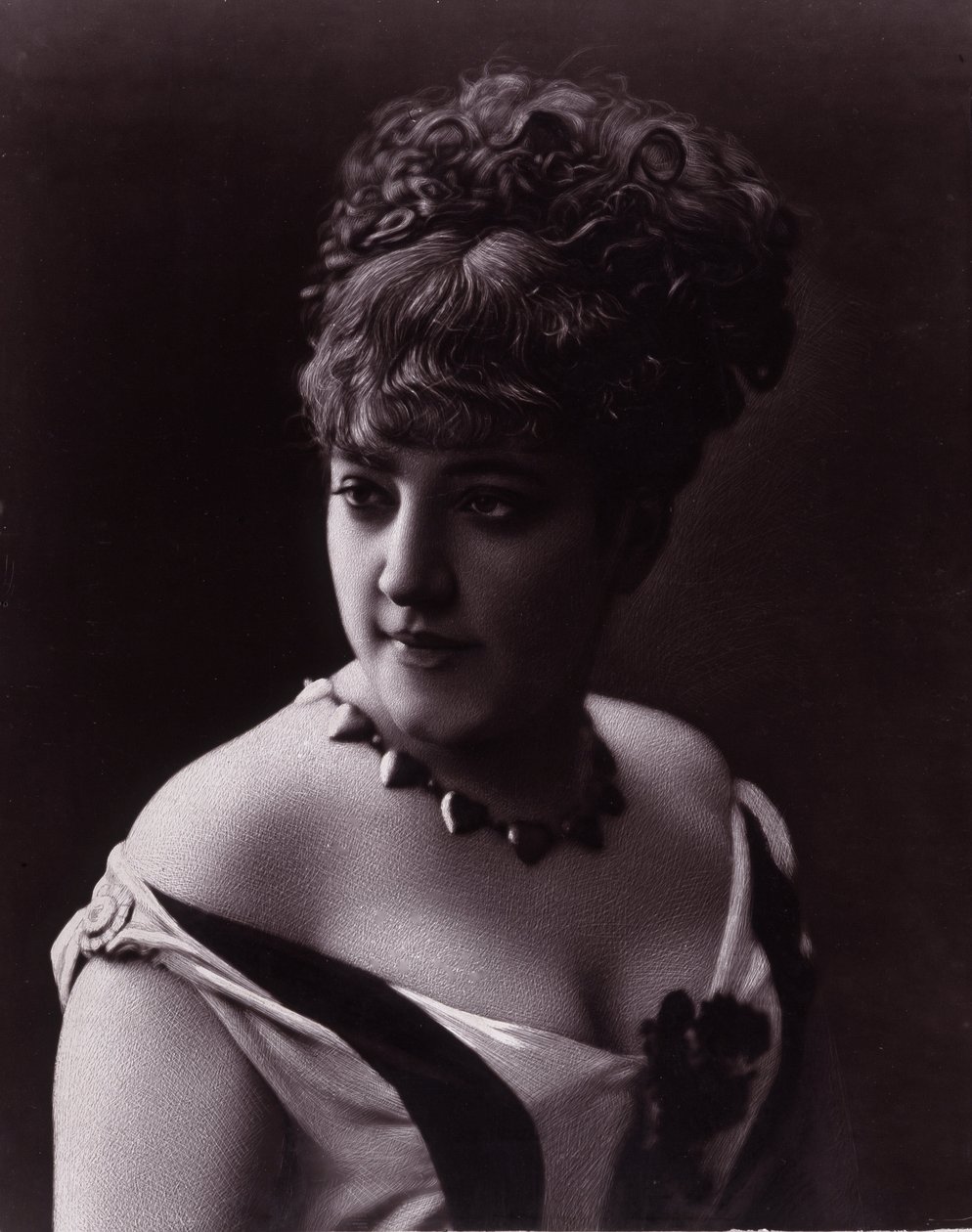 Ritratto di una donna. Viso di una donna che indossa un décolleté e una collana con pendenti a forma di cuore da studio of Nadar