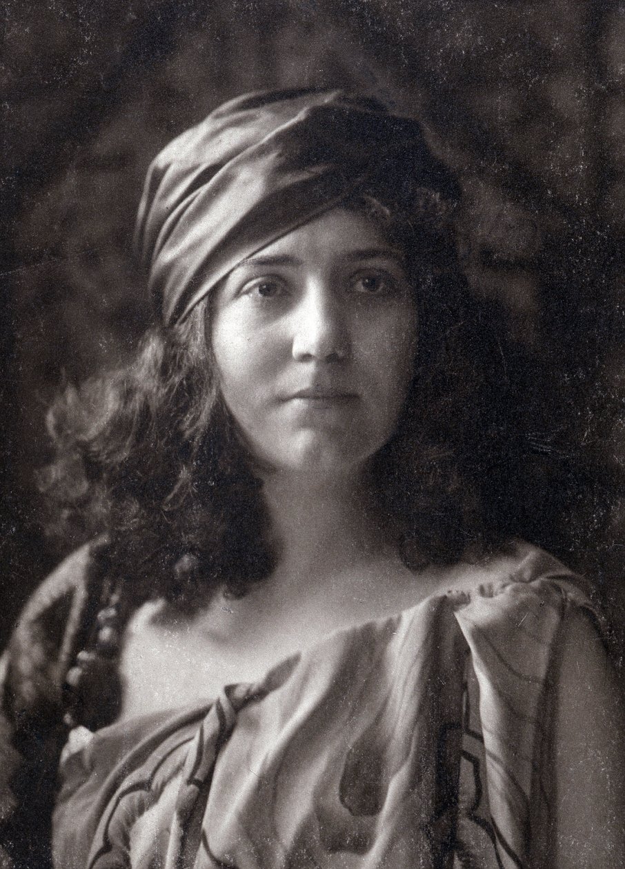 Lea Pirou con un turbante che tiene i suoi capelli da Nadar