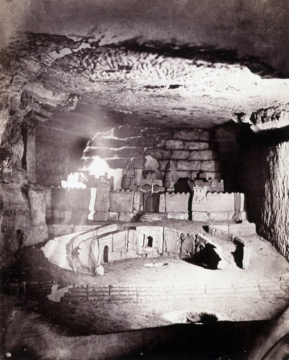 Le catacombe di Parigi, veduta di una scultura architettonica di Port Saint Philippe da Nadar