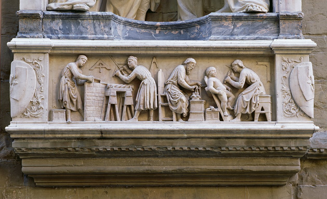 Rilievo che raffigura artisti e artigiani al lavoro, dalla base della nicchia che raffigura i Quattro Coronati da Nanni di Banco