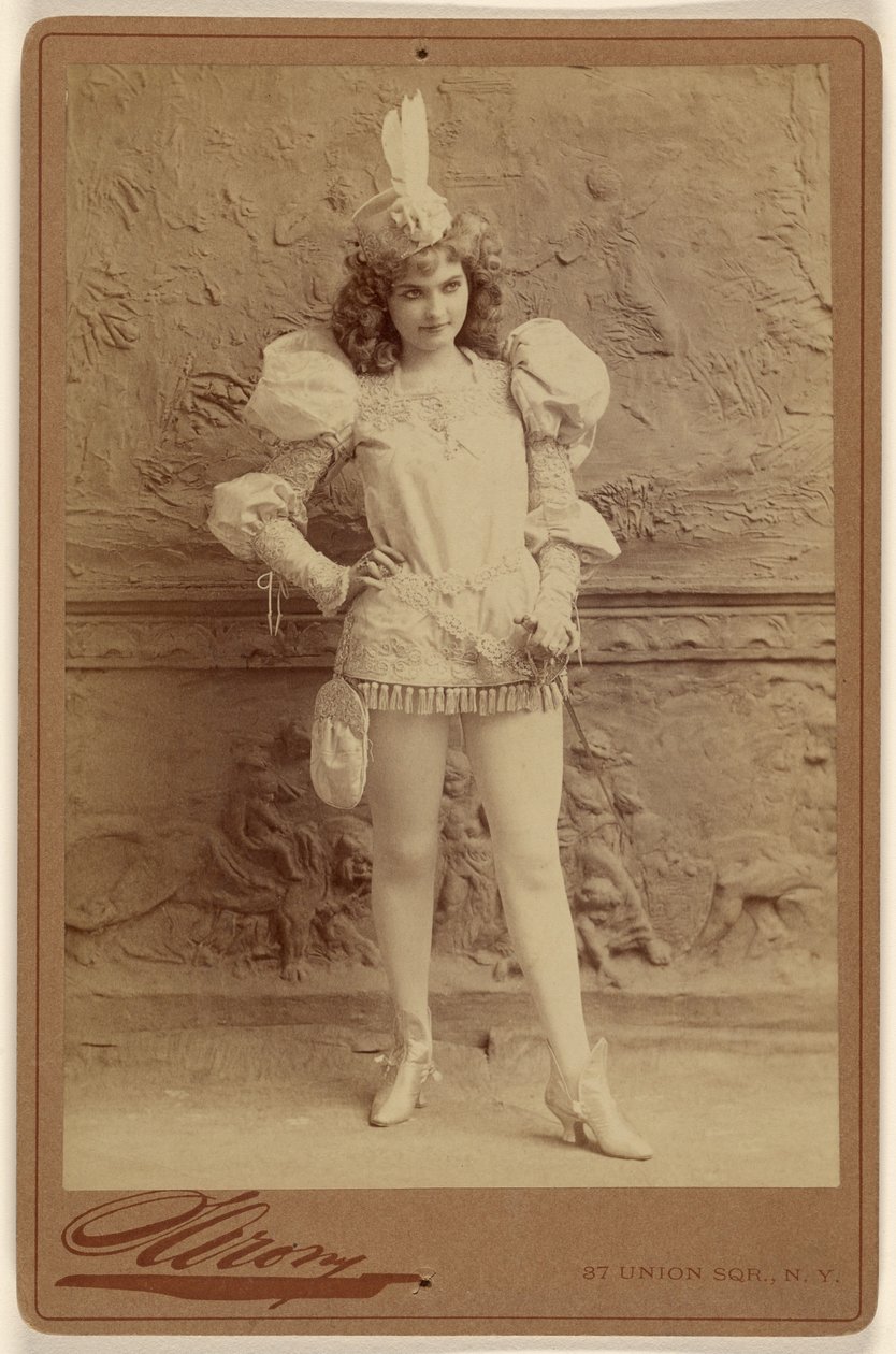 [Attrice non identificata in costume, in piedi] da Napoleon Sarony