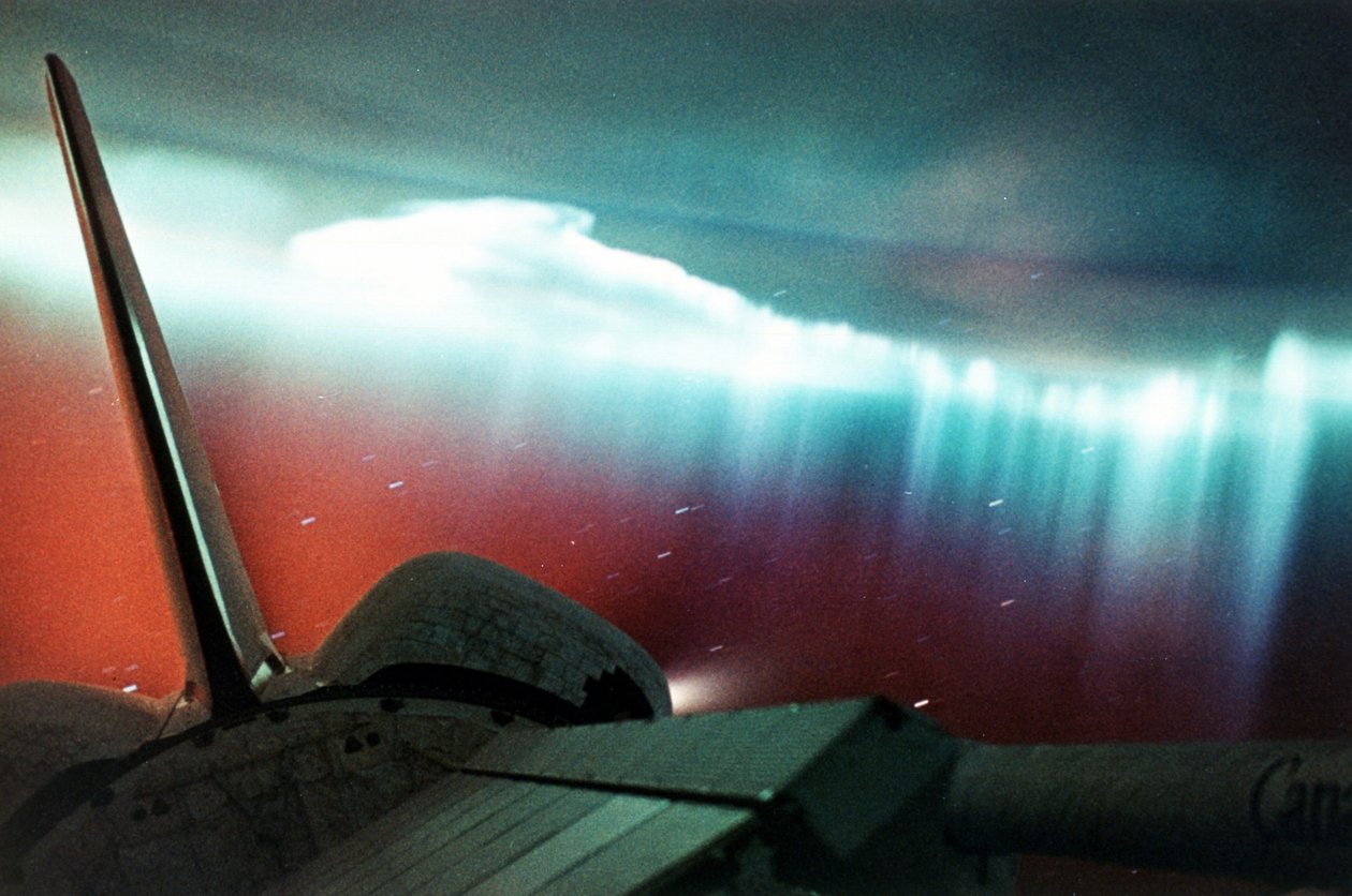 Aurora Australis vista dallo Space Shuttle Endeavour da National Aeronautics and Space Administration National Aeronautics and Space Administration