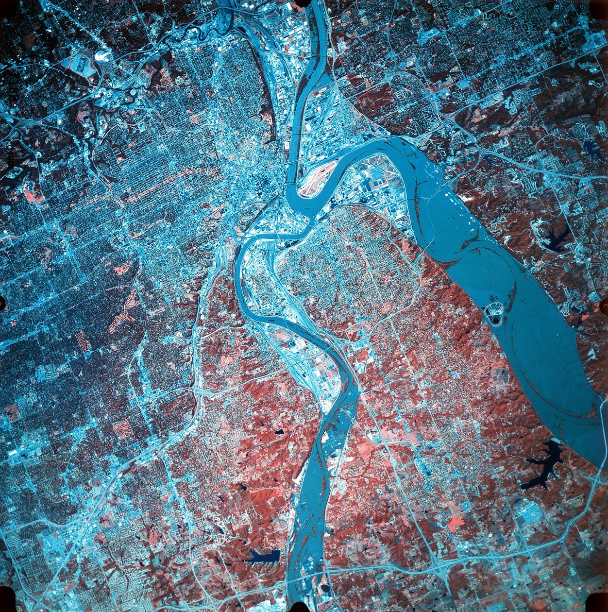 Fotografia a infrarossi della confluenza dei fiumi Missouri e Kansas, 19 luglio 1993 durante le inondazioni da National Aeronautics and Space Administration National Aeronautics and Space Administration