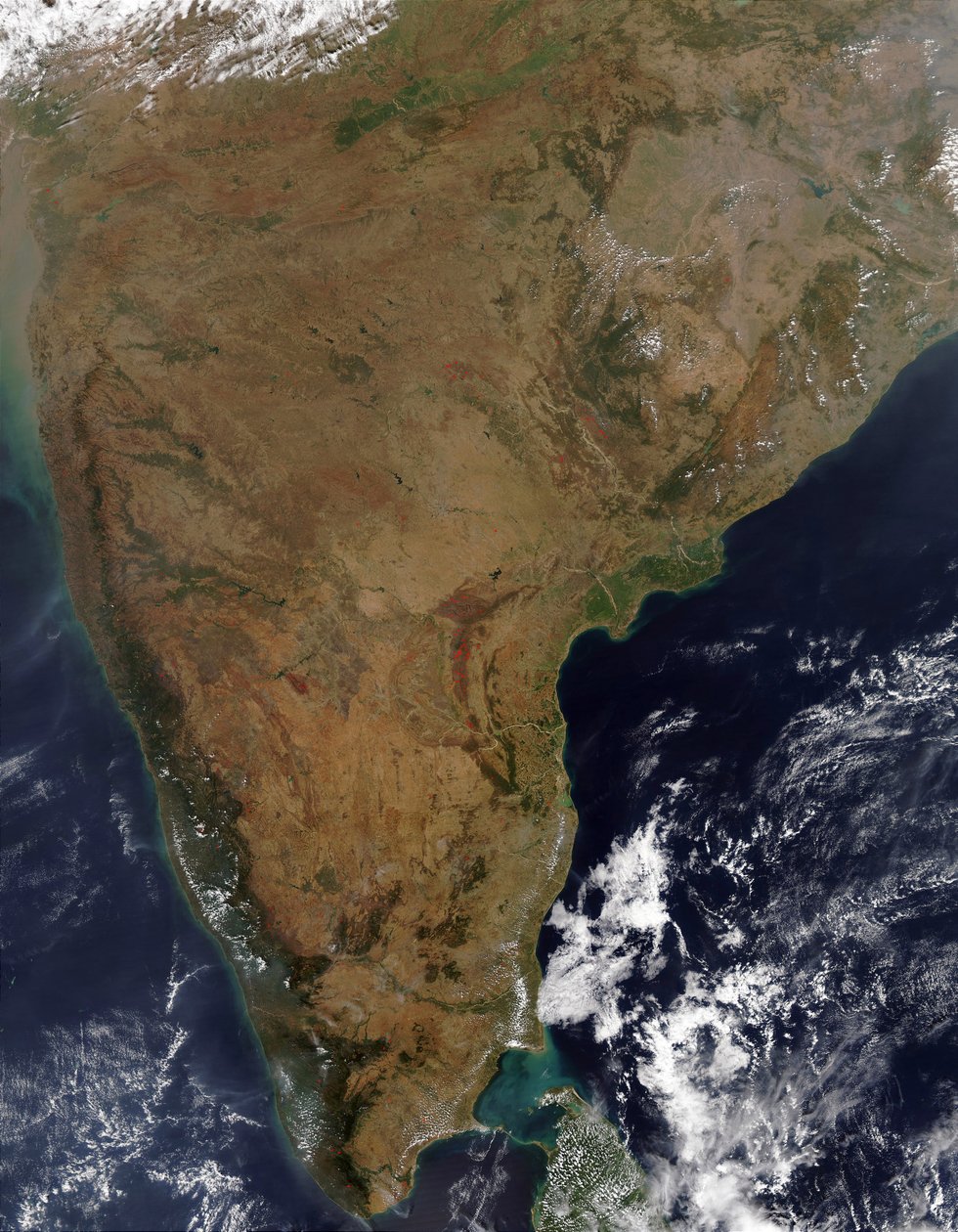Vista satellitare della penisola indiana. Lo Sri Lanka è appena visibile sotto le nuvole in basso a destra da National Aeronautics and Space Administration National Aeronautics and Space Administration