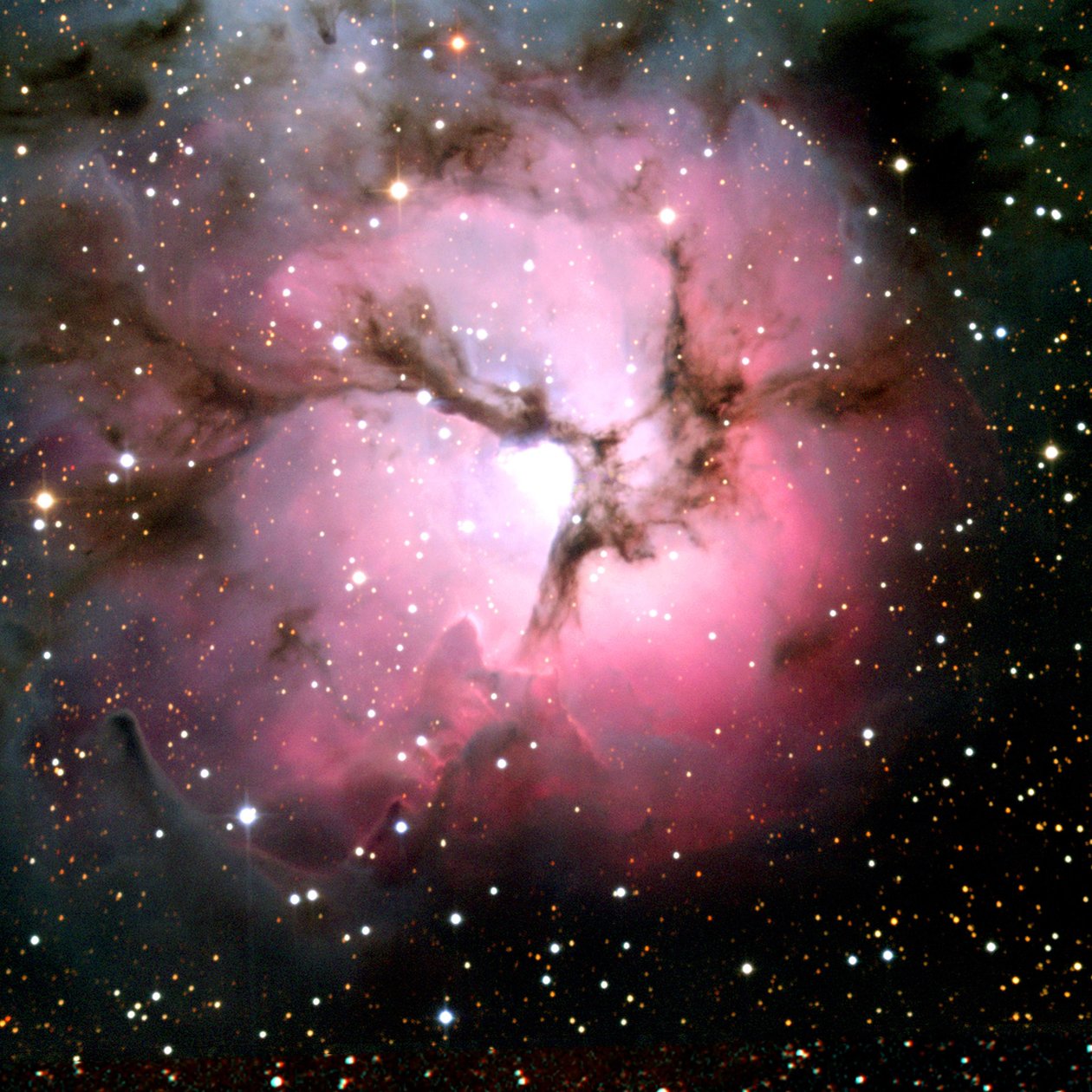 Immagine composita del telescopio spaziale Spitzer che confronta le viste in luce visibile e infrarossa della nebulosa Trifida luminosa, una gigantesca nube di gas e polvere che forma stelle situata nella costellazione del Sagittario. Credito NASA da National Aeronautics and Space Administration National Aeronautics and Space Administration