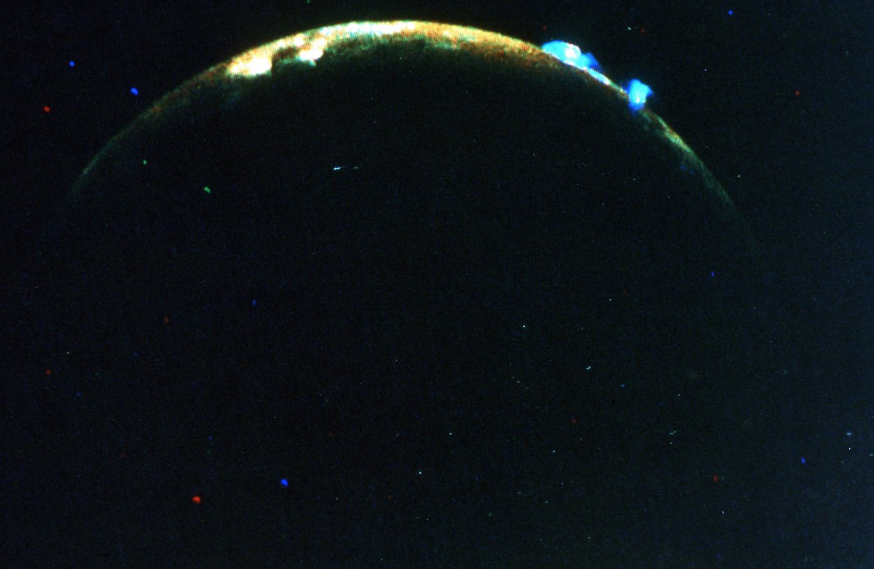 Eruzione vulcanica sulla luna di Giove, Io da National Aeronautics and Space Administration National Aeronautics and Space Administration
