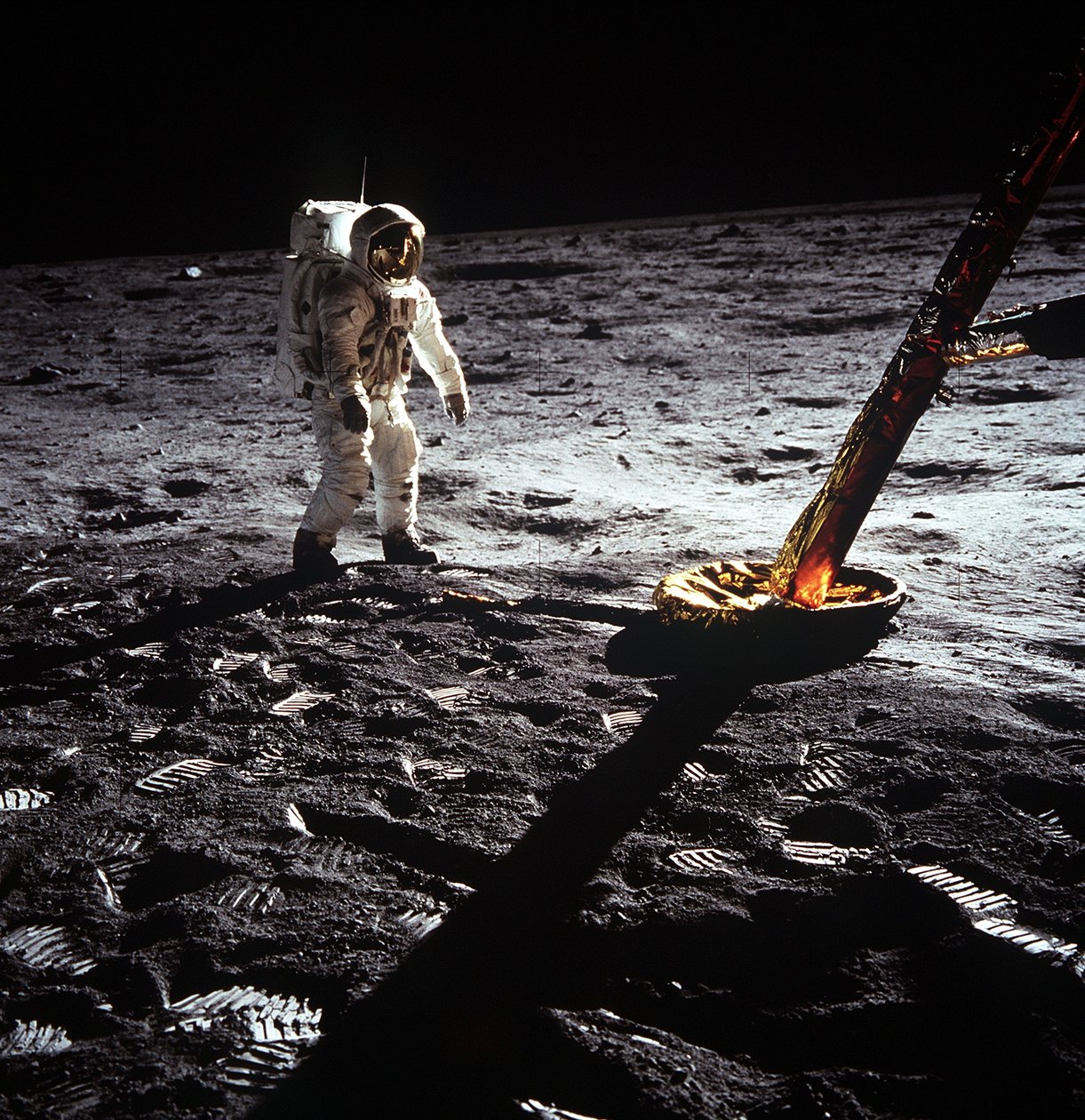 Buzz Aldrin accanto alla gamba del modulo lunare, missione Apollo II, luglio 1969 da Neil Armstrong