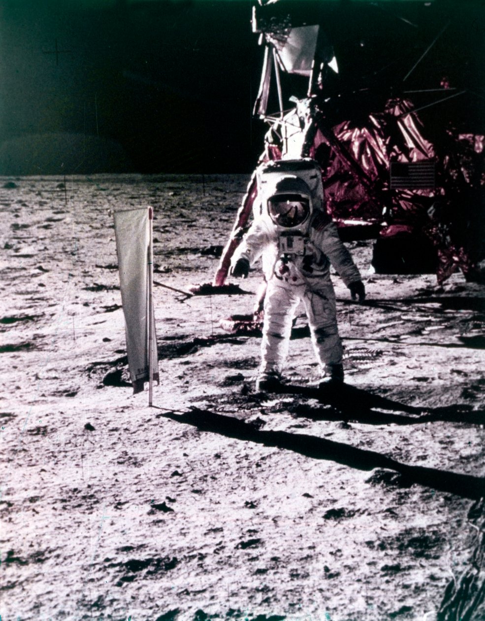 Buzz Aldrin dispiega il collettore di vento solare sulla superficie della Luna, missione Apollo 11, luglio 1969 da Neil Armstrong