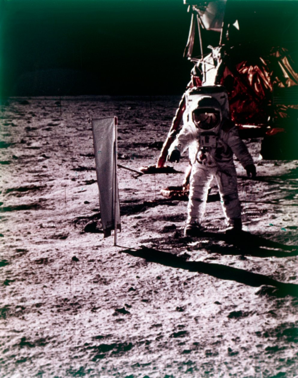 Buzz Aldrin dispiega il collettore di vento solare sulla superficie della Luna, missione Apollo 11, luglio 1969 da Neil Armstrong