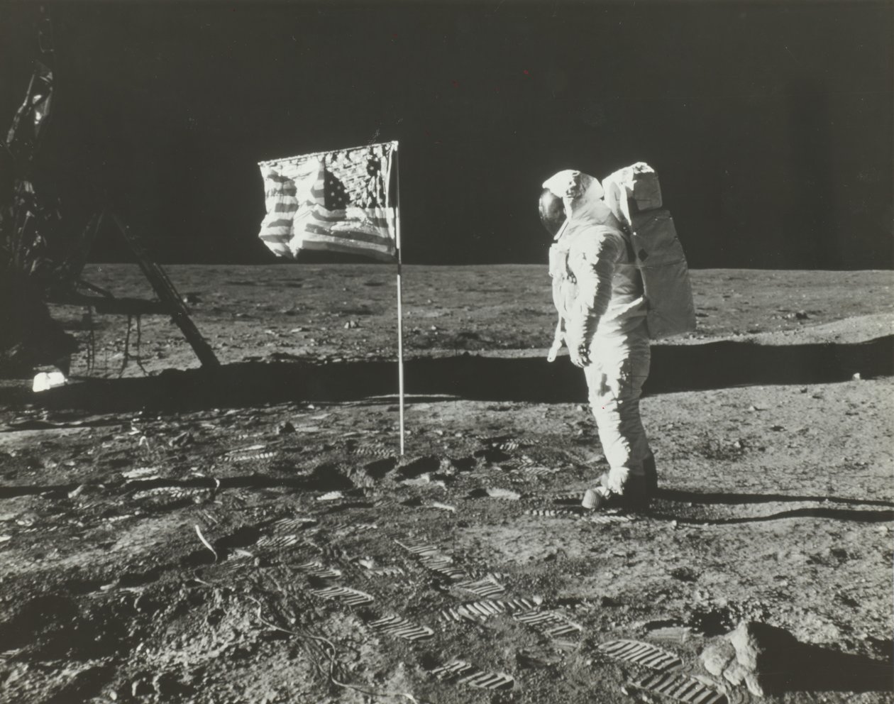 Buzz Aldrin sulla Luna con la bandiera americana, 1969 da Neil Armstrong