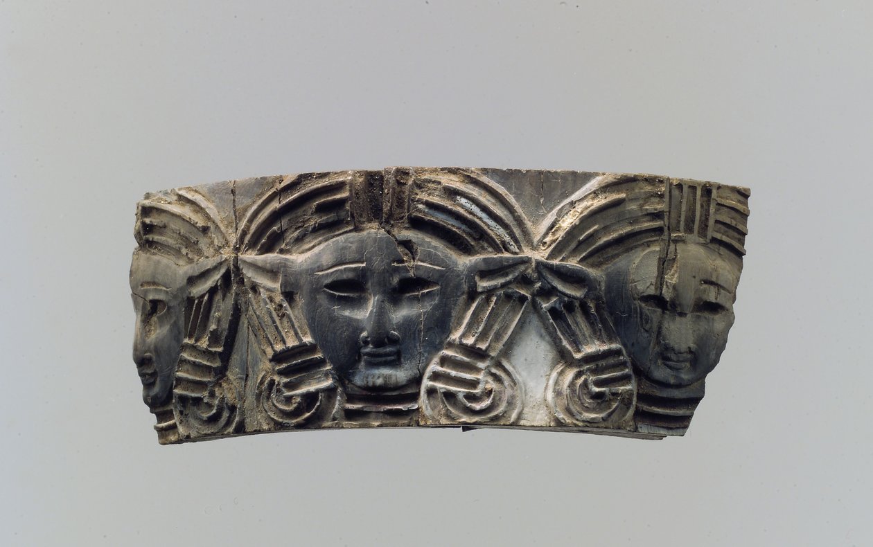 Placca di mobili o scatola cosmetica cloisonné con tre teste frontali, c.8°-7° secolo a.C. da Neo Assyrian