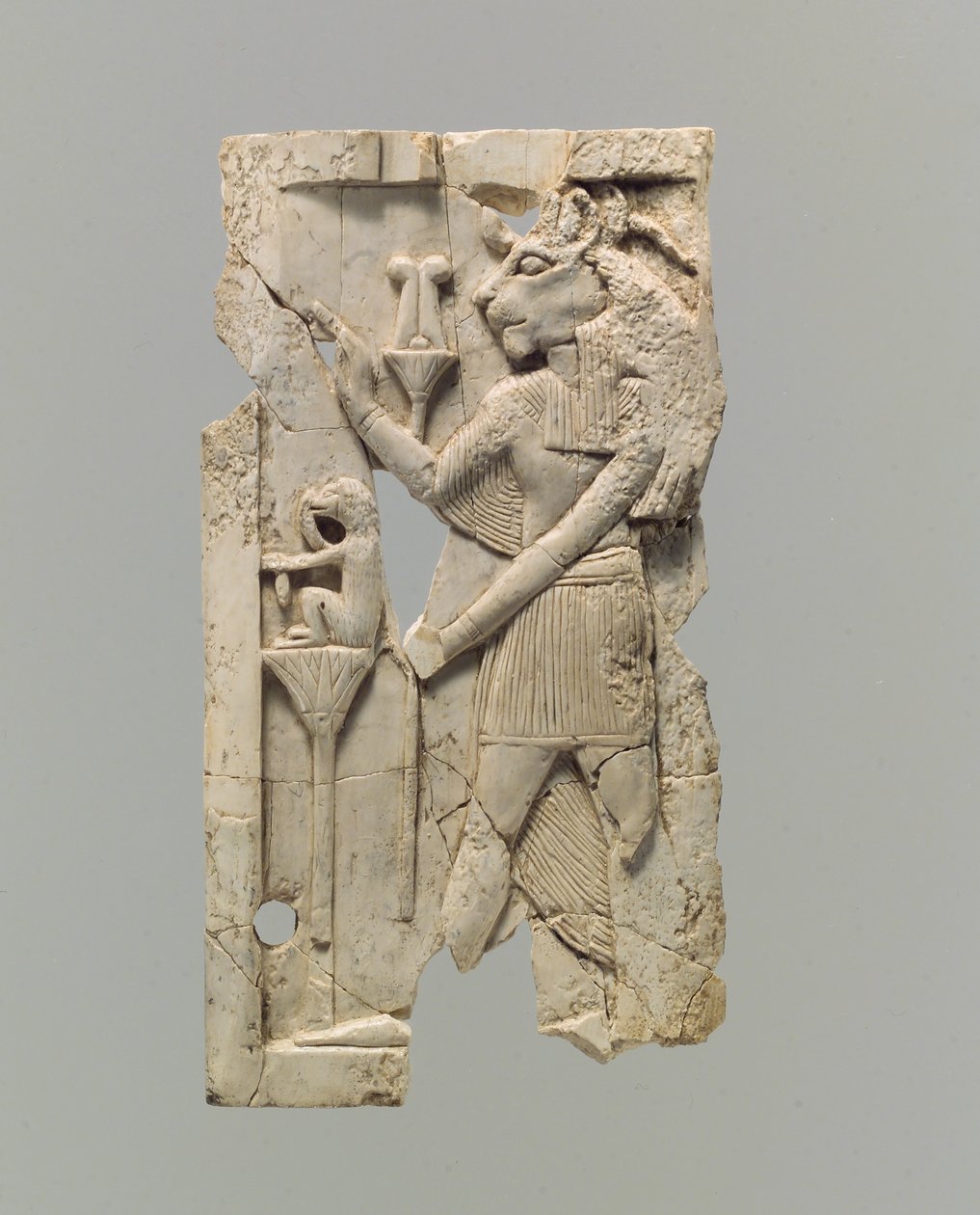 Placca di mobilio scolpita in rilievo con figura dalla testa di leone da Neo Assyrian