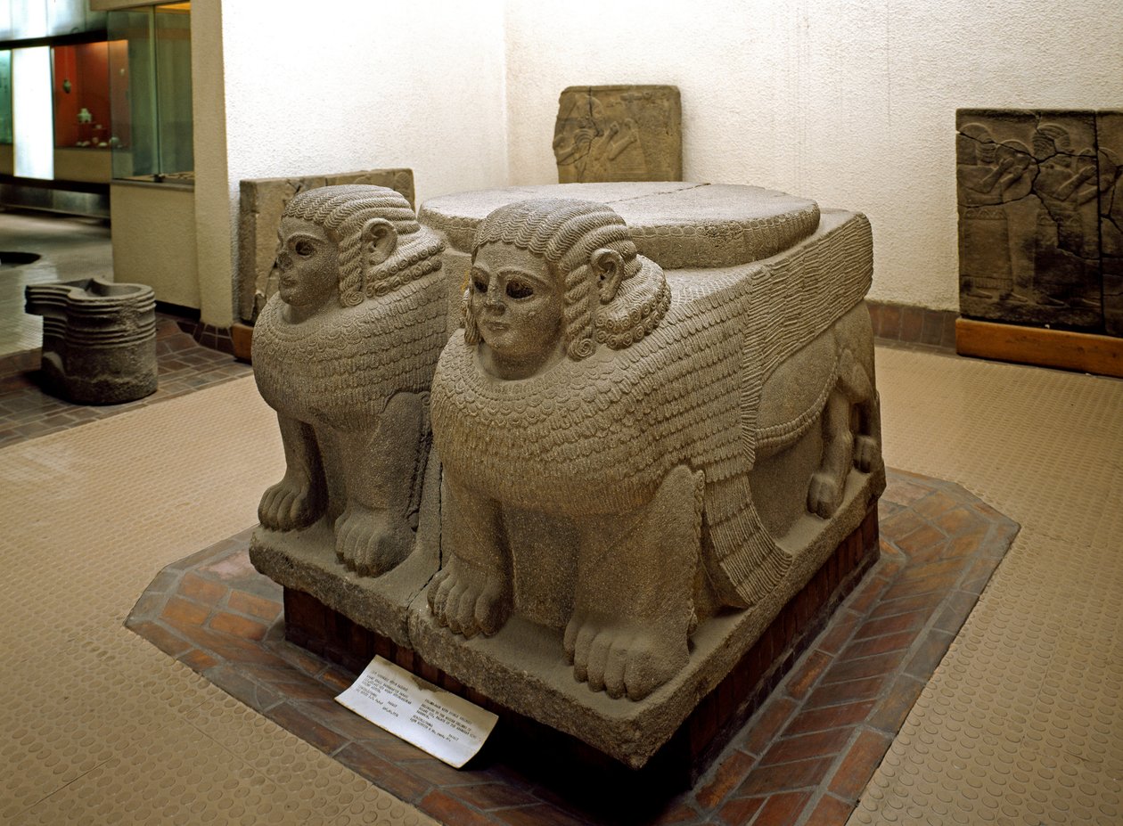 Arte neoittita base di colonna in basalto decorata con sfinge