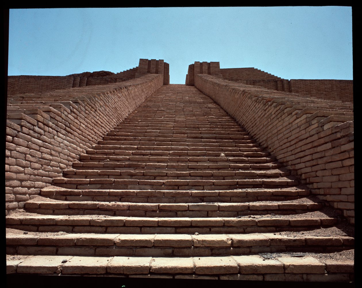 Veduta della scalinata della ziggurat ricostruita, 2050 a.C. da Neo Sumerian