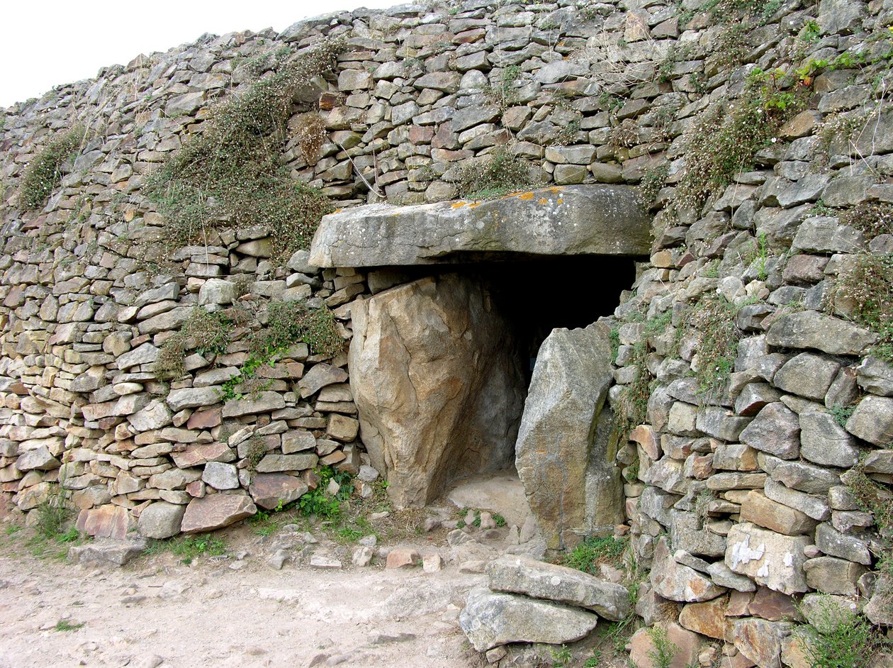 Ingresso alla tomba a corridoio, scoperta nel 1825 da Neolithic