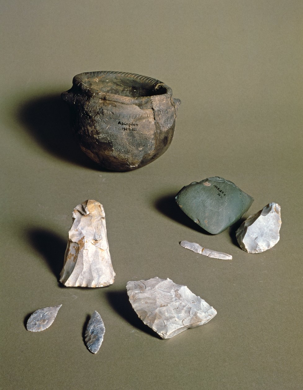 Ceramiche, asce e punte di freccia, da un campo neolitico ad Abingdon, Berkshire, probabilmente 6000-4000 a.C. da Neolithic