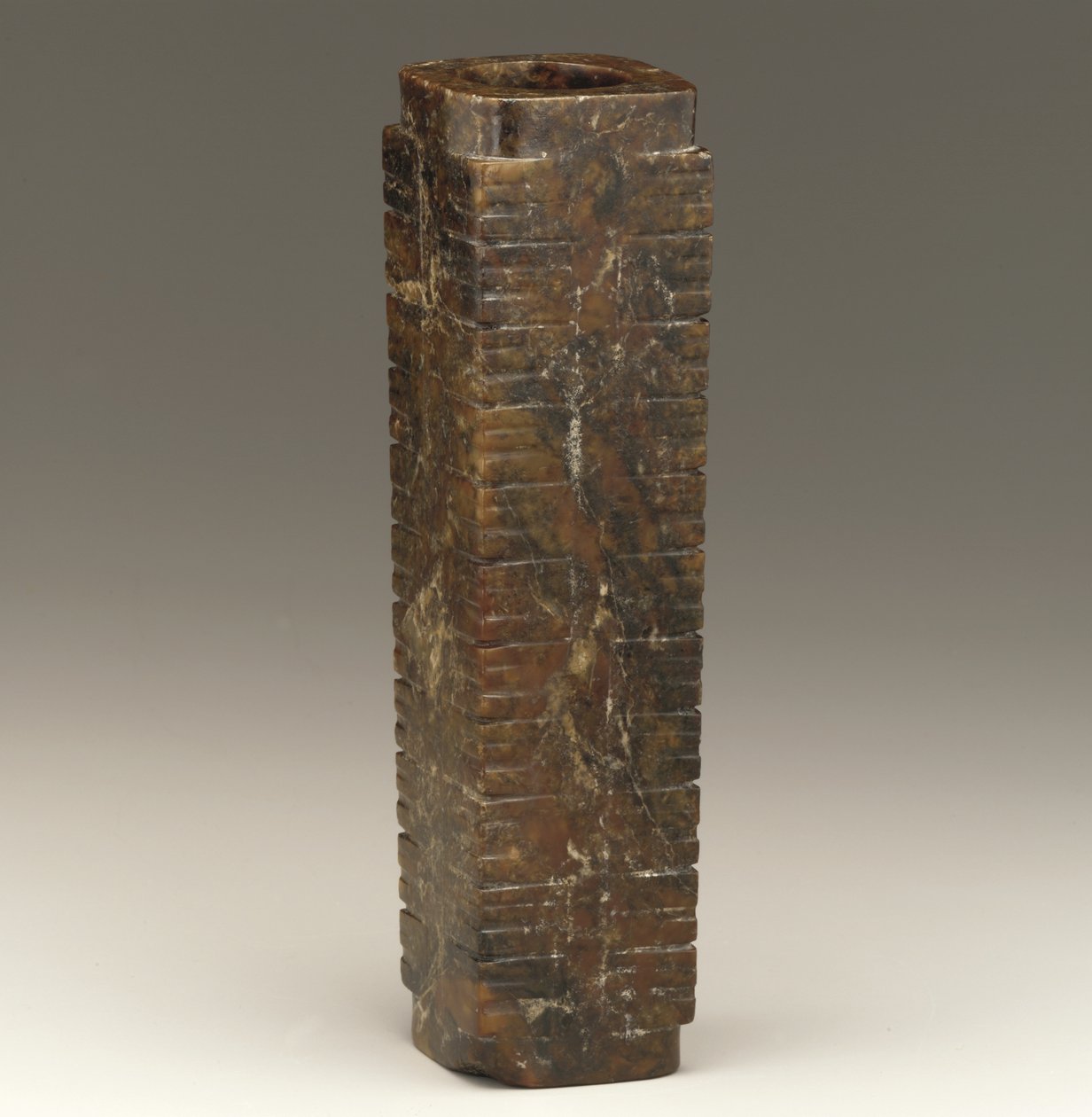 Tubo alto (cong) regione del Lago Tai, cultura Liangzhu, 3300-2250 a.C. da Neolithic Period Chinese School