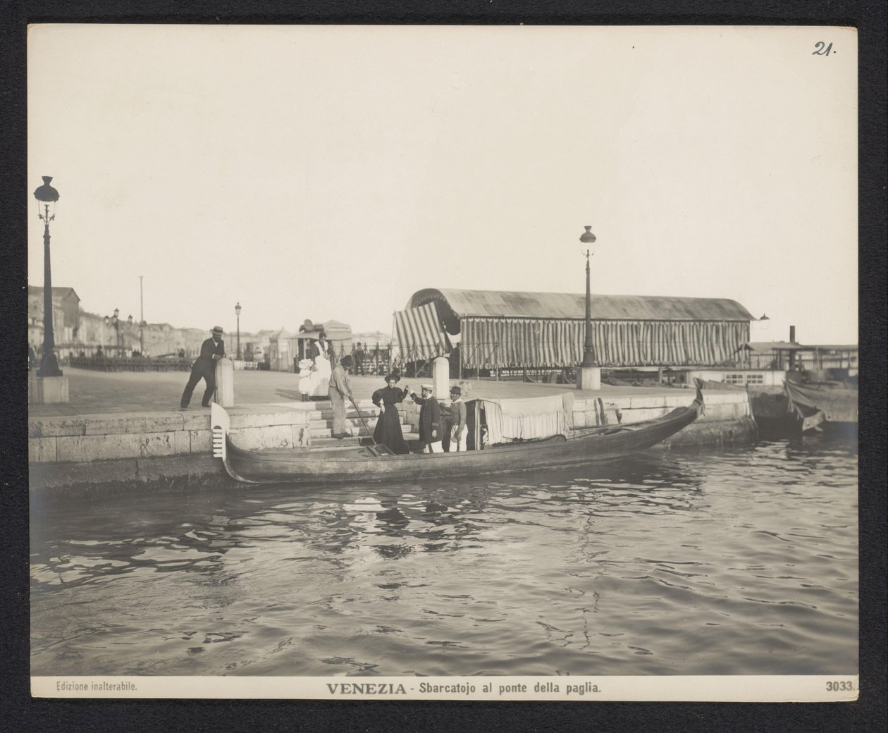 Gondola vicino a un molo presso il Ponte della Paglia a Venezia da Neue Photographische Gesellschaft