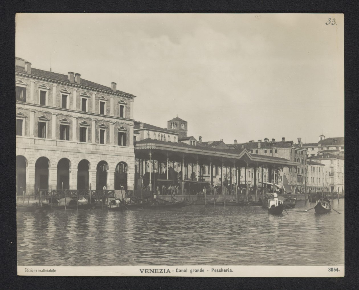 Mercato del pesce coperto a Venezia da Neue Photographische Gesellschaft