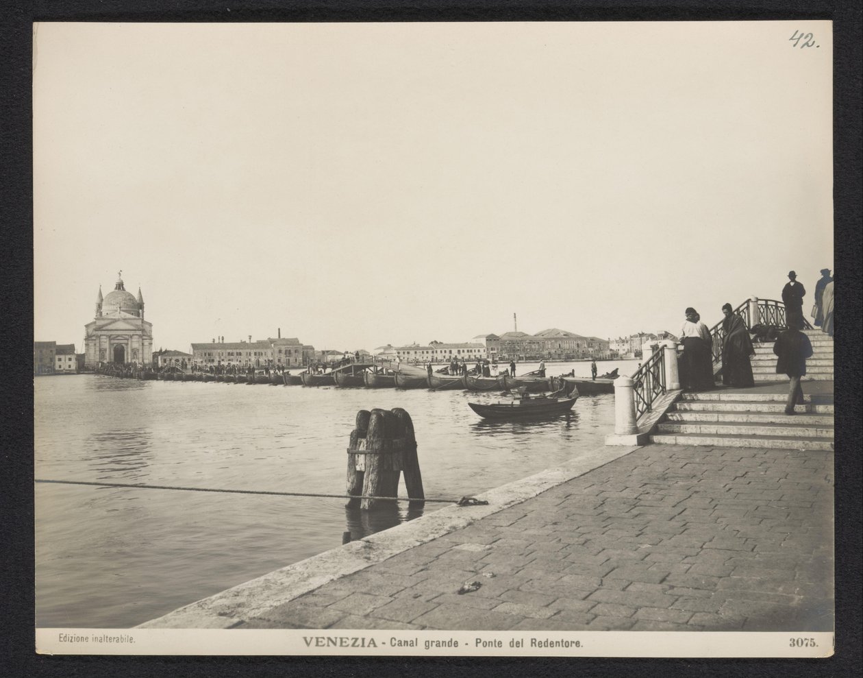 Ponte di barche sul Canal Grande a Venezia durante la Festa del Redentore da Neue Photographische Gesellschaft