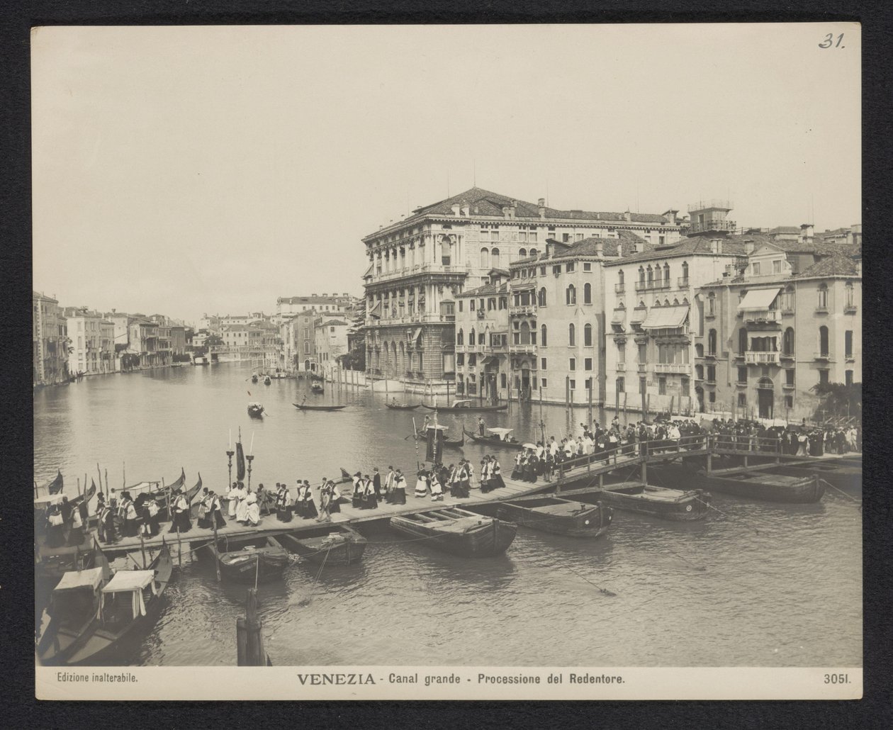 Processione su un ponte di barche sul Canal Grande a Venezia durante la Festa del Redentore da Neue Photographische Gesellschaft