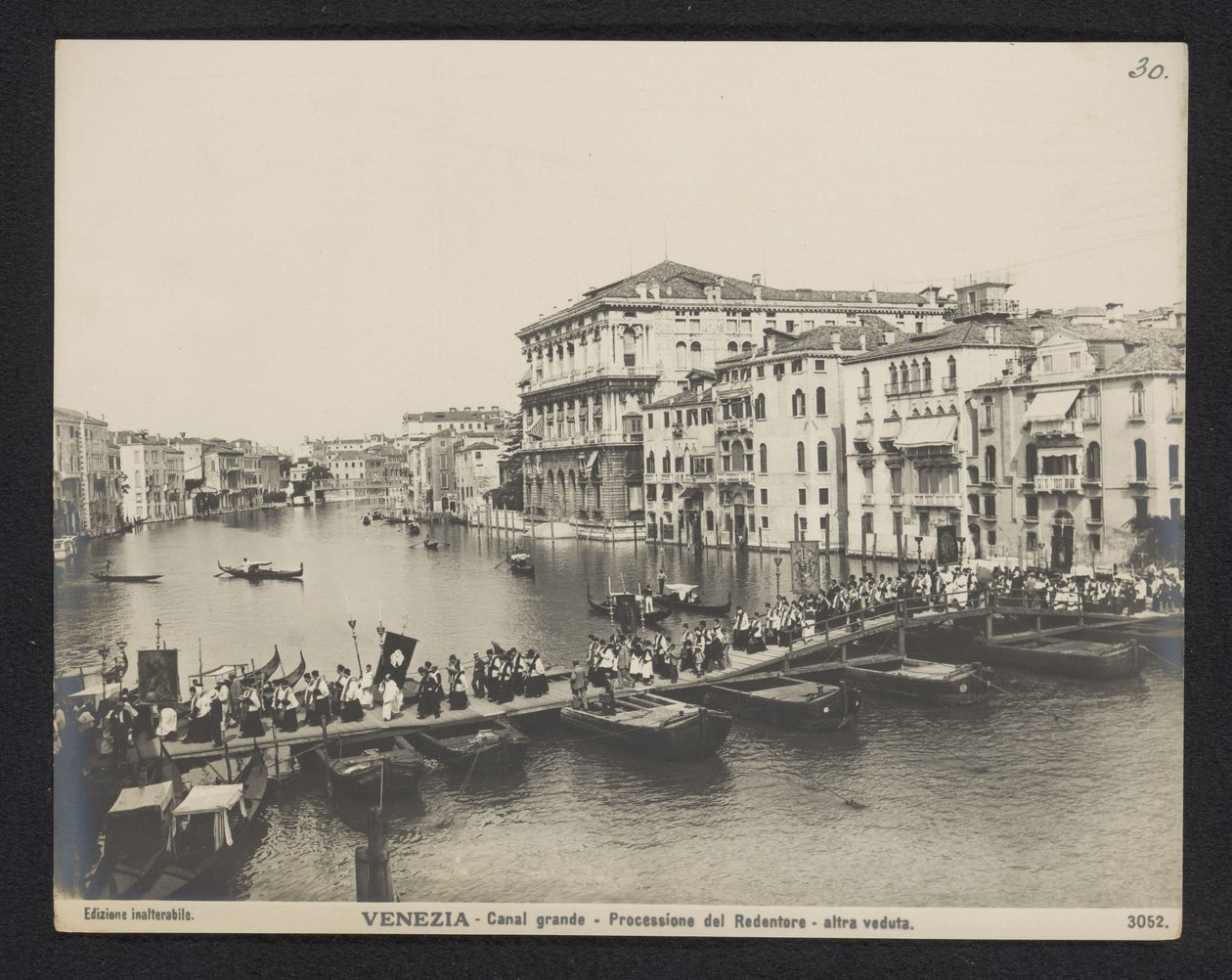Processione su un ponte di barche sul Canal Grande a Venezia durante la Festa del Redentore da Neue Photographische Gesellschaft