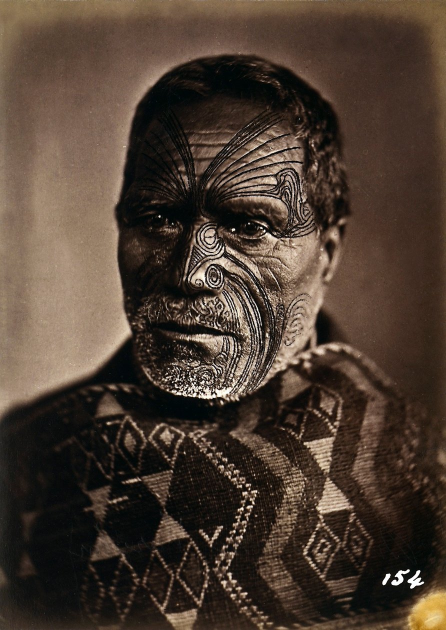 Ritratto di un Maori con il viso tatuato, c.1886-88 da New Zealand Photographer