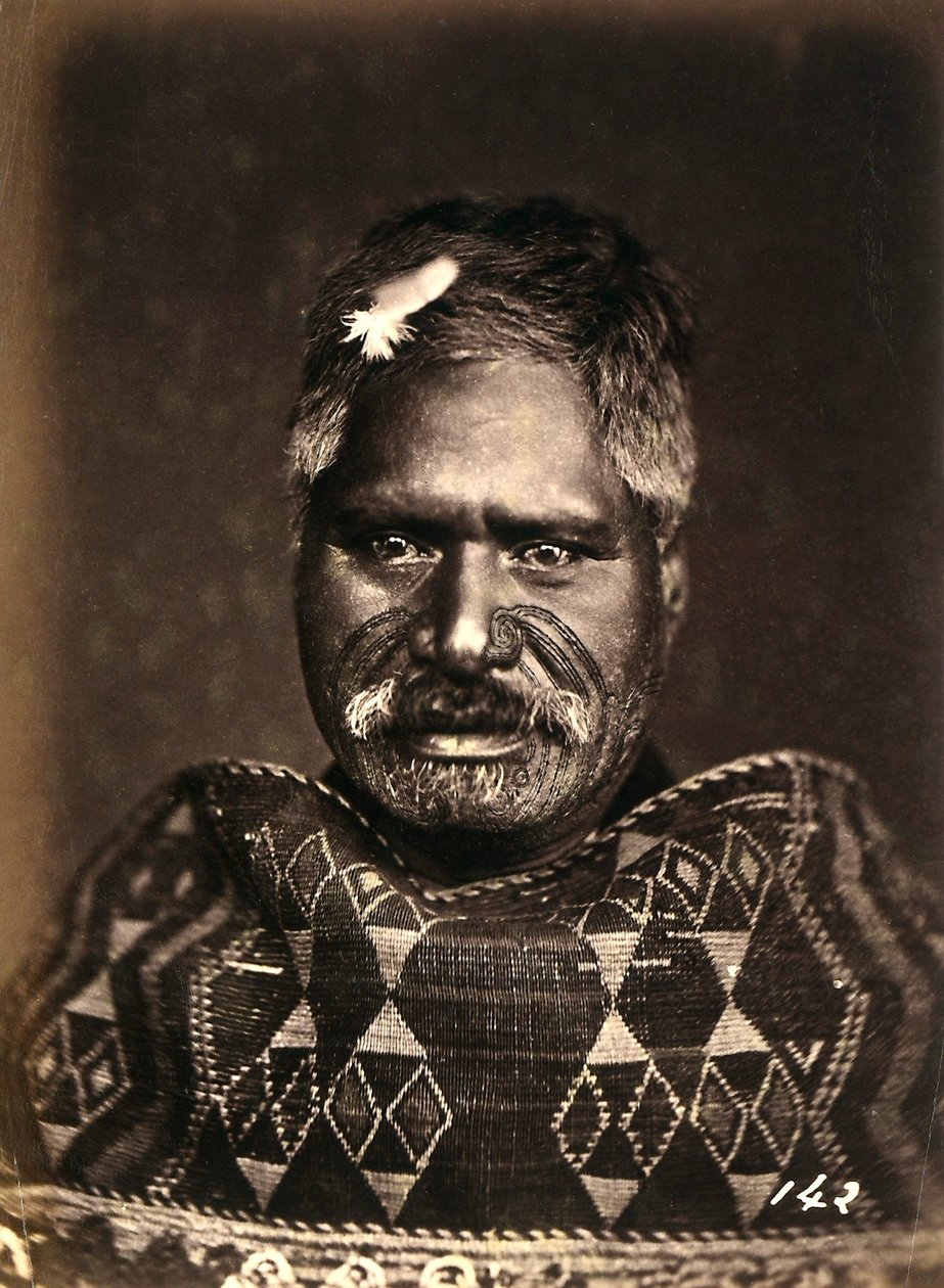 Ritratto di un Maori con il viso tatuato, c.1886-88 da New Zealand Photographer