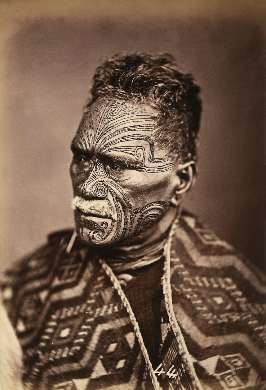 Ritratto di un Maori con il viso tatuato, c.1886-88 da New Zealand Photographer