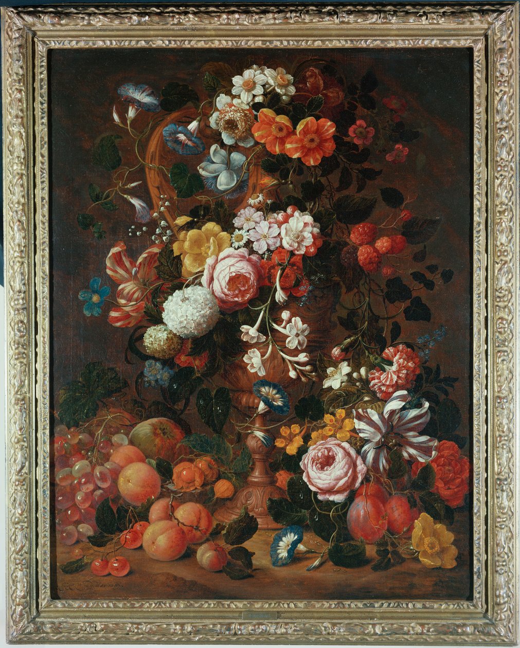 Rose, dalie, convolvoli, un tulipano e altri fiori in un