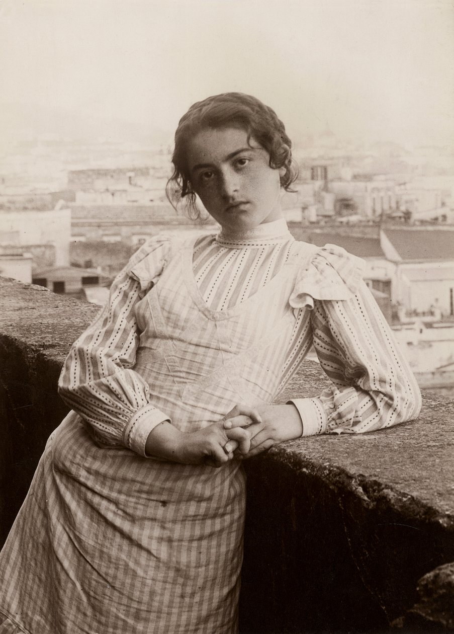 Giovane donna su una terrazza, Napoli da Nicola Biondi