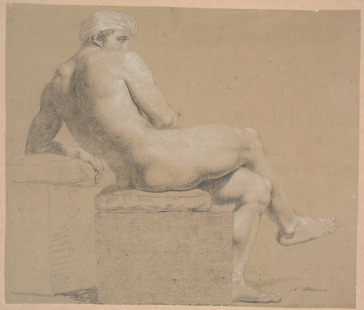 Modello seduto con fazzoletto in testa. Seduto su plinto con cuscino. Rivolto a destra. Appoggiato a un plinto più alto, su cui riposa il braccio sinistro. Gambe incrociate da Nicolai Abildgaard