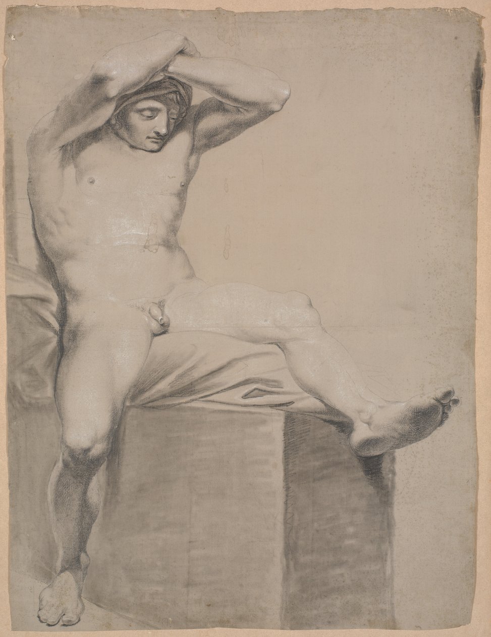 Modello seduto su un alto piedistallo con cuscino. Vista frontale. Braccia sollevate e incrociate sopra la testa. Gamba sinistra distesa e leggermente piegata da Nicolai Abildgaard