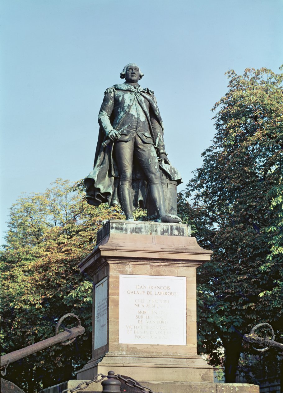 Statua di Jean Francois de Galaup (1741-88) Conte di La Perouse in Place Laperouse da Nicolas Bernard Raggi