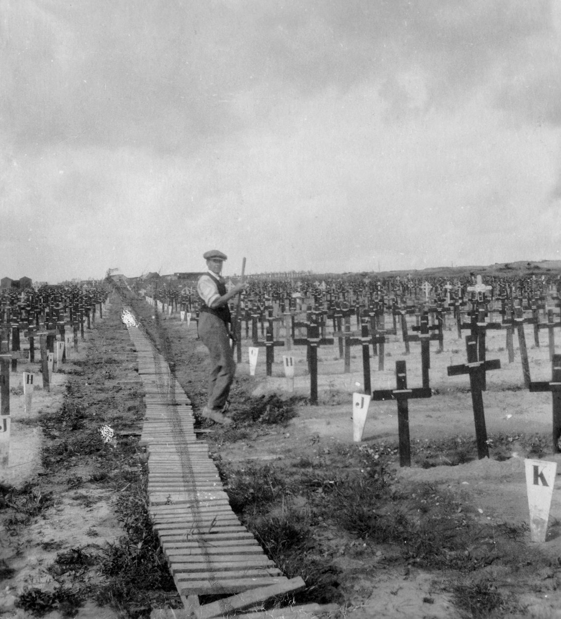 Cimitero del Cratere di Hooge, vicino a Ypres, Belgio, Prima Guerra Mondiale, c. 1917-c. 1918 da Nightingale and Co