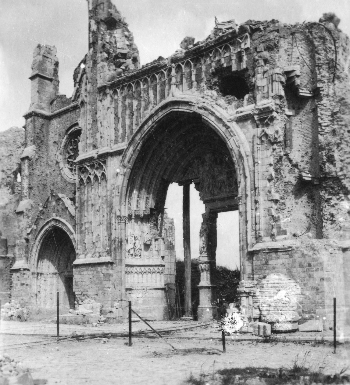 Rovine della cattedrale, Ypres, Belgio, Prima Guerra Mondiale, c. 1914-1918 da Nightingale and Co