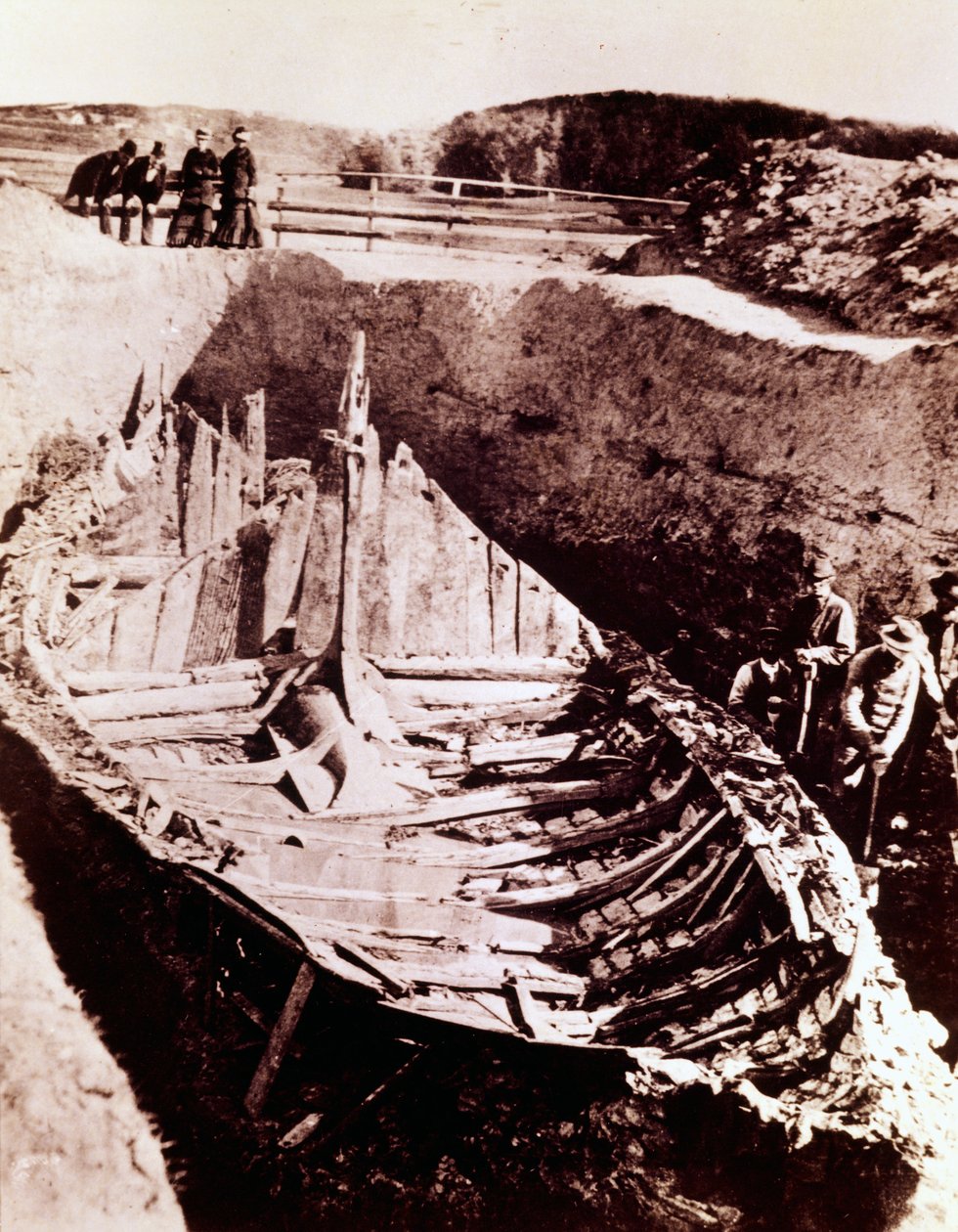 Scavi della nave vichinga "Gokstad" scoperta nel IX secolo, Norvegia, 1880 da Norwegian Photographer